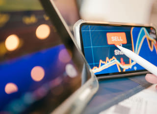 นักเทรดที่ทำการวิเคราะห์ตลาด Bitcoin, Ethereum และออปชั่น Forex หลายตลาด